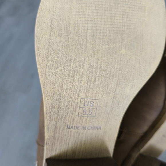 Embroidered Tan Western Cowboy Boots - Picture 3 of 15